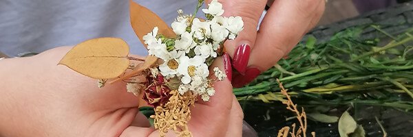 Zoom petit bouquet blanc lors d'un atelier floral