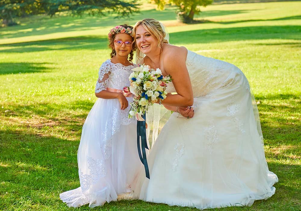 Mariée et sa fille avec compositions florale de l'EstaFleurette